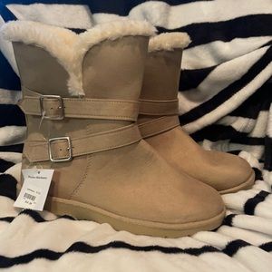 Tan and fur boots Size: 9 1/2